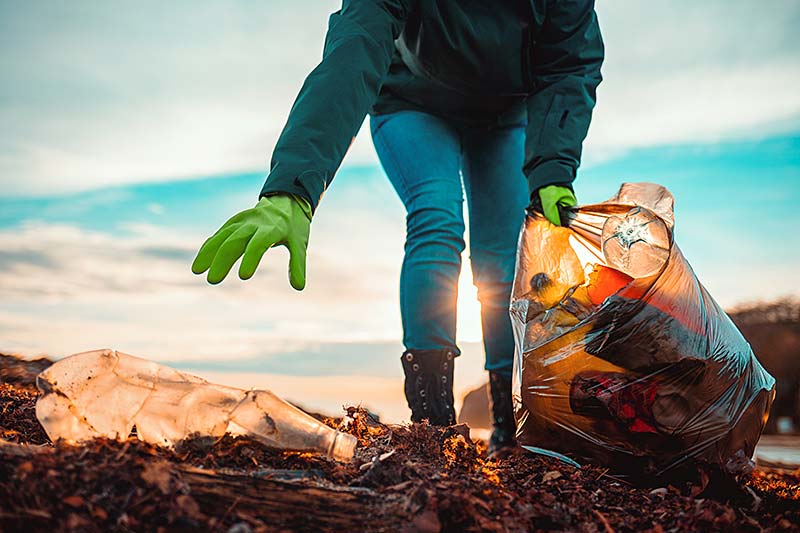 Collecting and recycling plastic rubbish